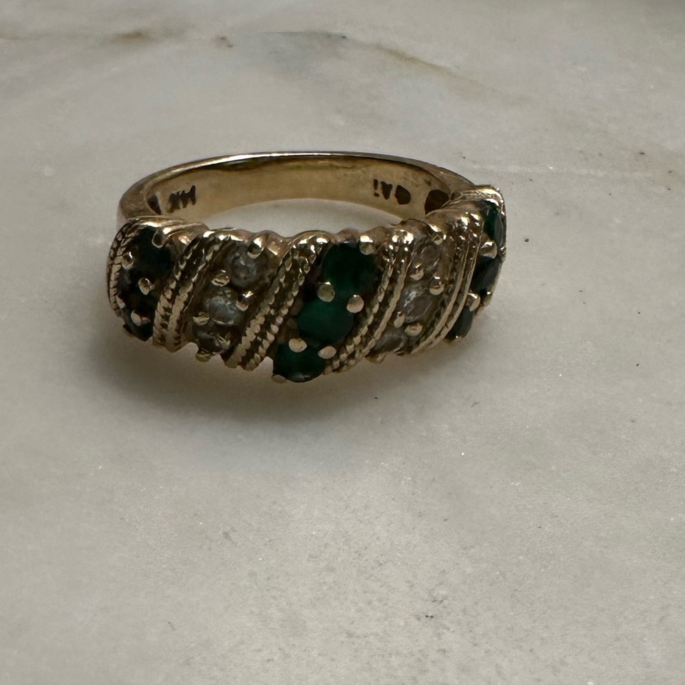 Beautiful Vintage Facetted cut Emerald and Diamond Ring in 14 ct. Yellow gold.